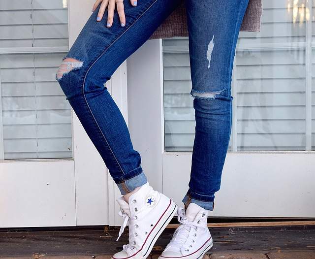 jeans destroy et converses blanches
