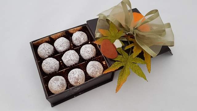 Boite cadeau décorée à la main