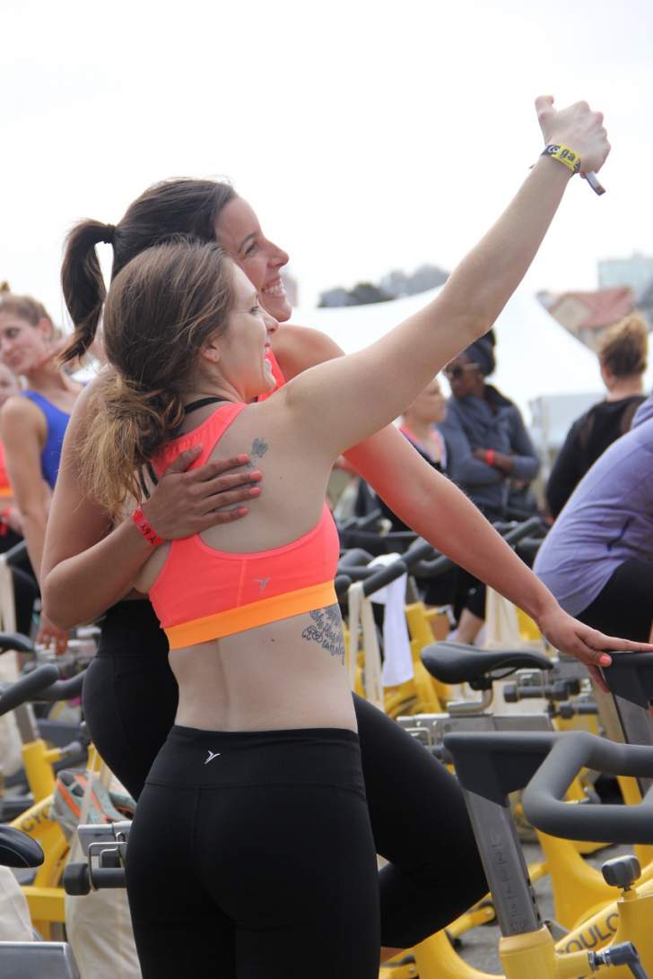filles sportives qui prennent un selfie