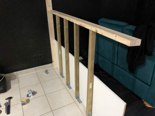 utilisez des équerres renforcées pour fixer les tasseau qui vont supporter la séparation entre la cuisine et le salon