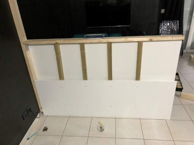 Fixez les contreplaqués à la structure de la séparation entre la cuisine et le salon