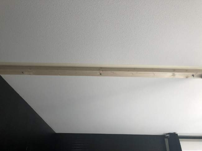 fixez un tasseau au plafond pour renforcer la structure de la séparation vitrée