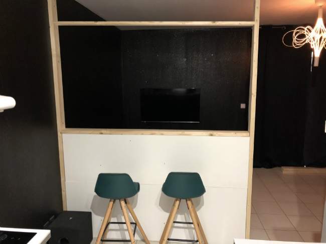 Fixation de la structure de la séparation vitrée entre la cuisine et le salon