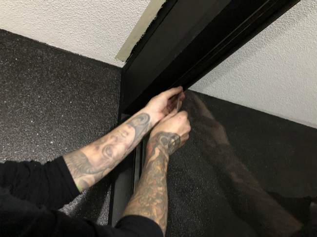 Pose d'une vitre pour créer une séparation vitrée entre cuisine et salon