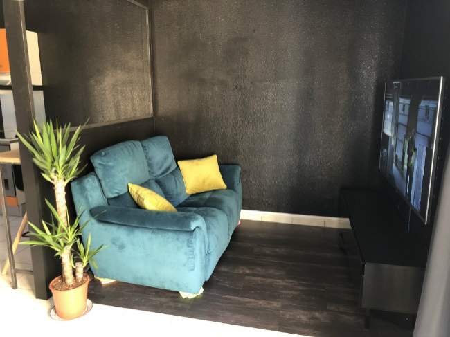 coin salon séparé de la cuisine par une séparation vitrée DIY