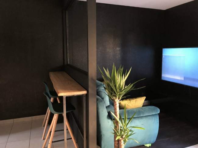 Créer une séparation entre cuisine et salon avec une table bar faite sur mesure