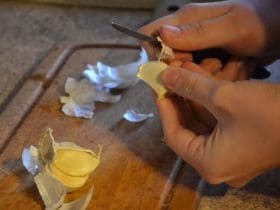 Ne jetez plus la peau de l'ail avant de profiter de tous ses bienfaits