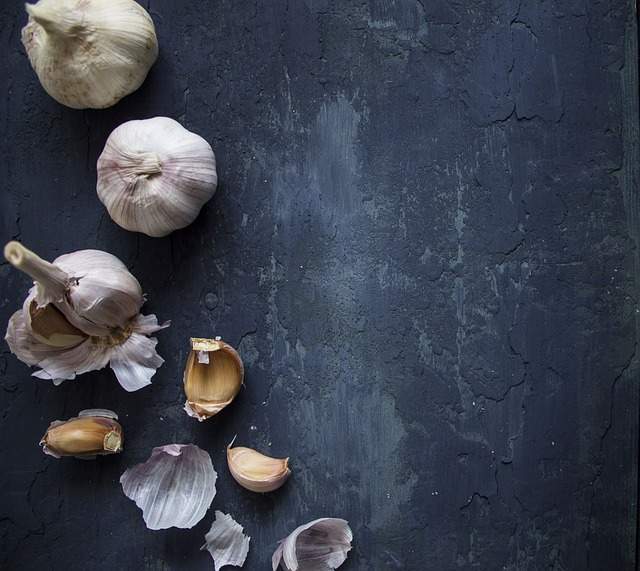 têtes d'ail, gousses d'ail et épluchures d'ail