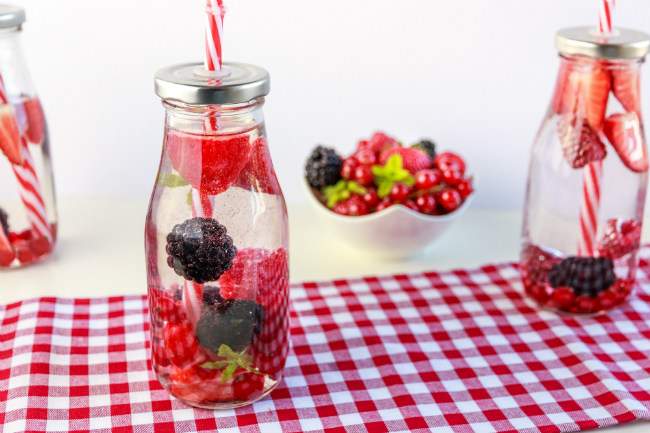 eau aromatisée, eau infusée aux fruits rouges