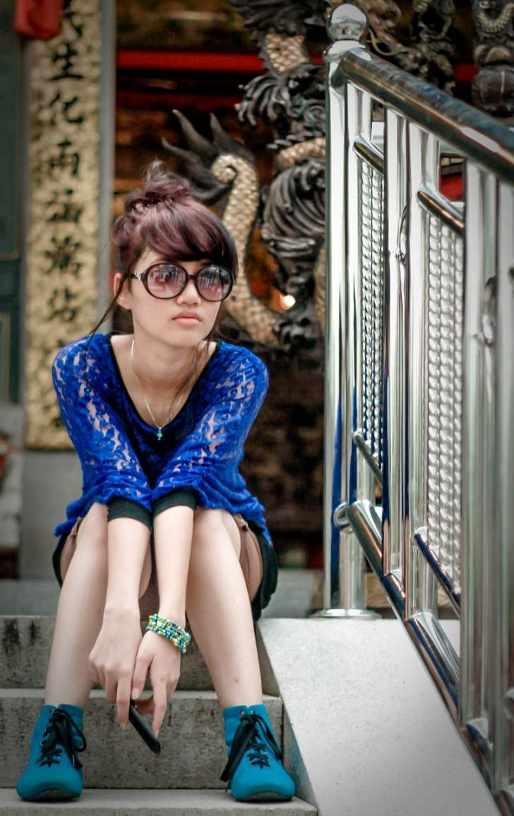 fille qui porte une tenue dans différentes nuances de bleus