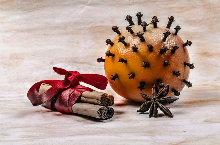 pomme d'ambre orange et clous de girofle pour parfumer la maison naturellement