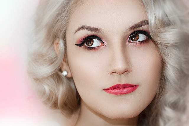 portrait de femme maquillage de soirée