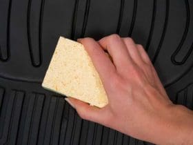 Nettoyer  les tapis de sol de voiture