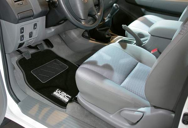 tapis de voiture et intérieur de voiture propre