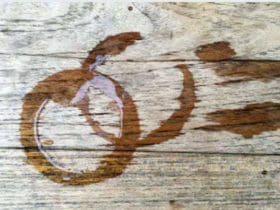 Enlever une tache blanche sur un meuble en bois