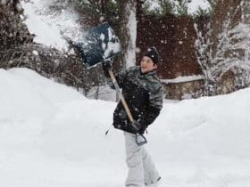 Astuces pour enlever la neige sans vous faire mal