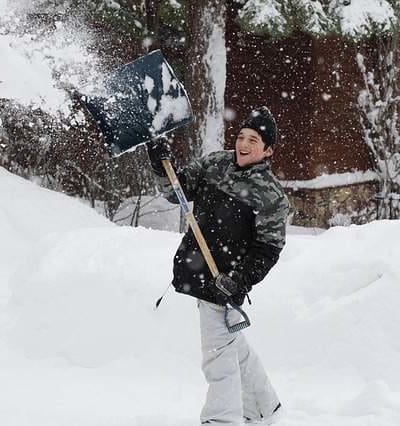 Astuces pour enlever la neige sans vous faire mal