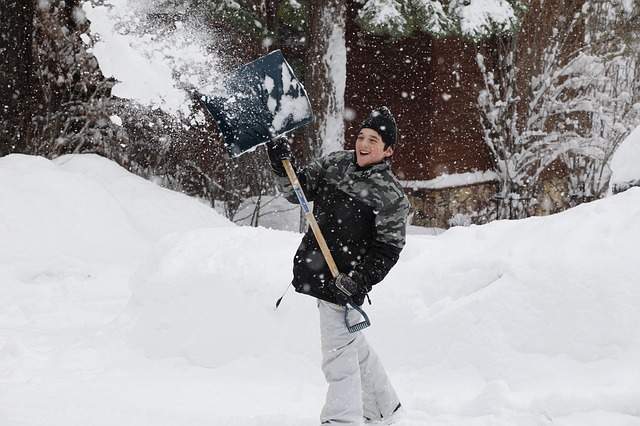 Astuces pour enlever la neige sans vous faire mal