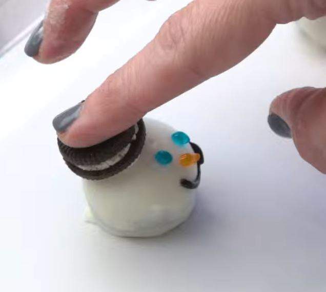 Rajoutez les chapeaux biscuits