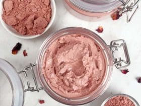 Masque à l'argile rose pour un effet bonne mine