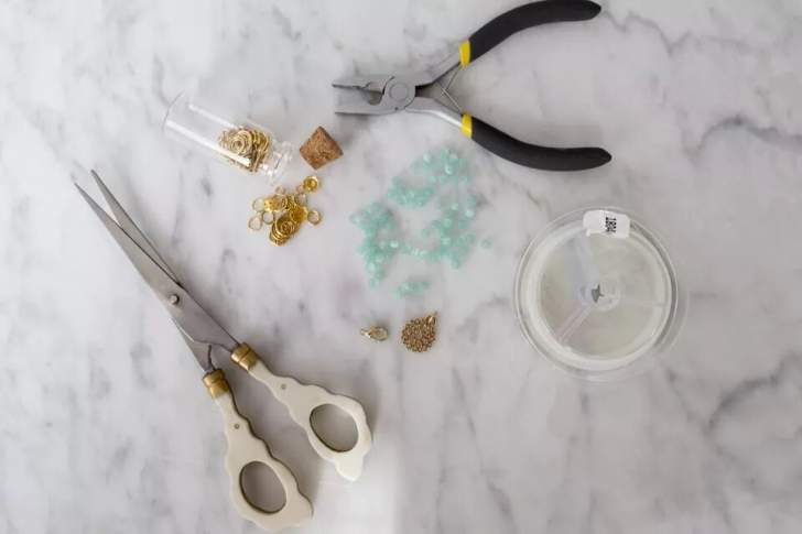 Anneau et fermoir, breloque, ciseaux, petites pinces