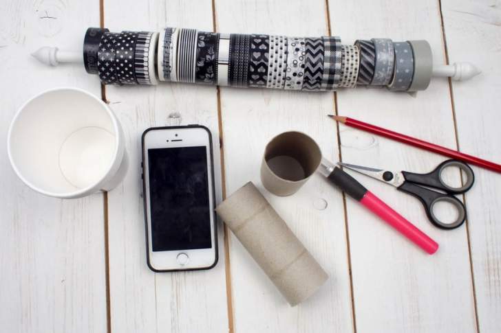 gobelets en carton, rouleau de papier toilette, crayon, ciseaux, cutter