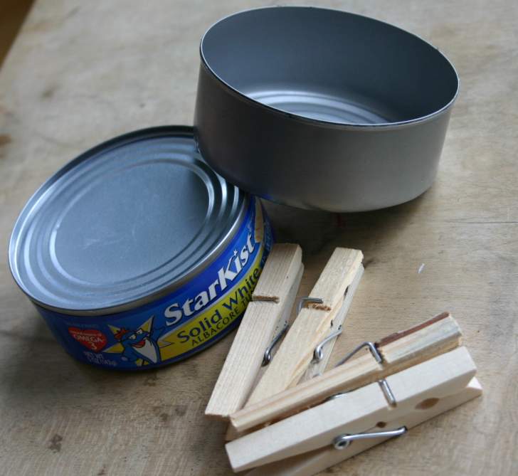 pinces à linge, boites de conserve
