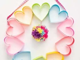 Couronne de porte en cœurs aux couleurs de l'arc-en-ciel