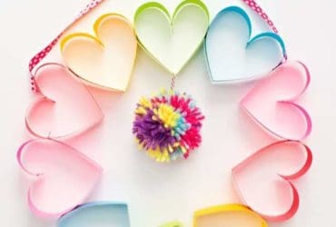 Couronne de porte en cœurs aux couleurs de l'arc-en-ciel