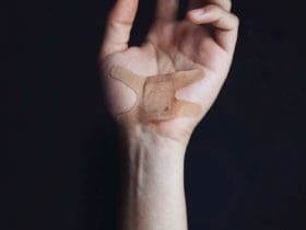 Astuces pour enlever un pansement sans douleur