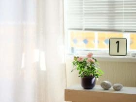 Astuces pour bien nettoyer les draps et les rideaux