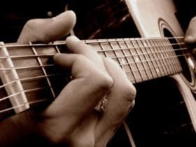 Comment apprendre rapidement à jouer de la guitare