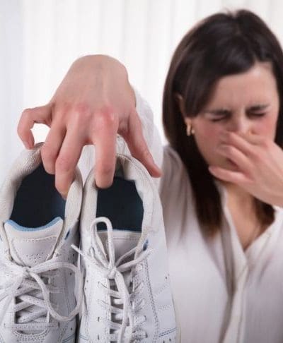 10 solutions pour éliminer les mauvaises odeurs dans les chaussures