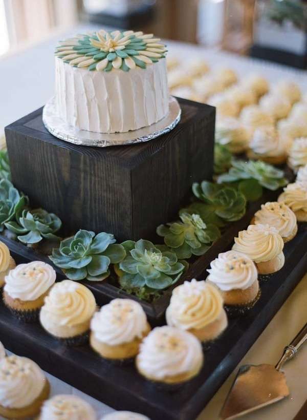 Plat à gâteau décoré de succulentes
