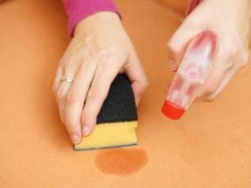 7 astuces pour nettoyer un canapé