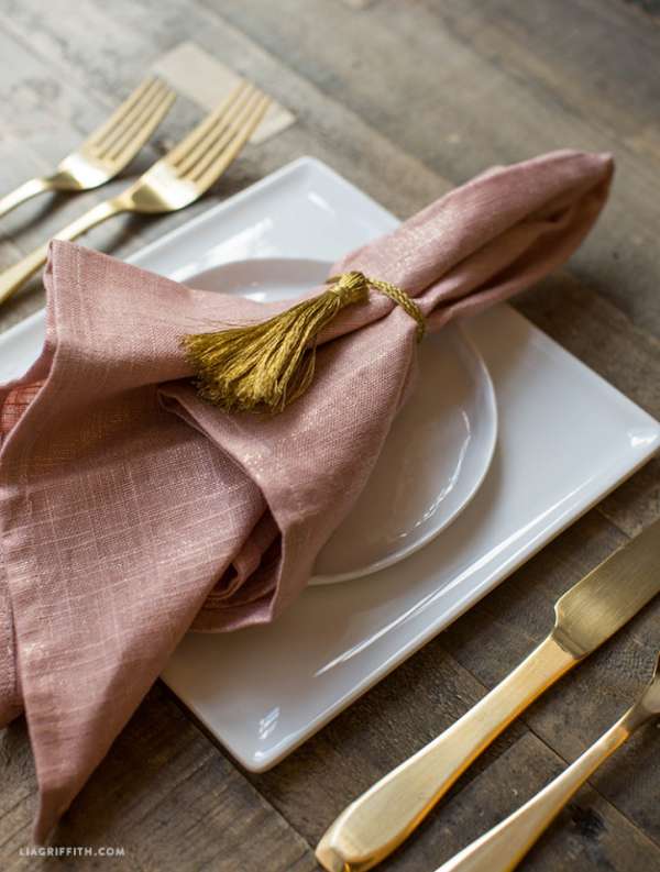 Ronds de serviettes détail pompons