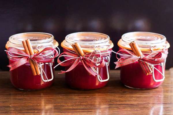 Confiture de Noel dans des pots décorés