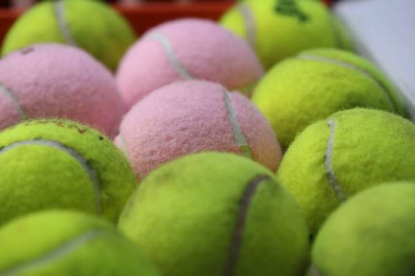 Des balles de tennis dans le sèche-linge pour ne pas endommager les oreillers et les couettes et accélérer le processus de séchage