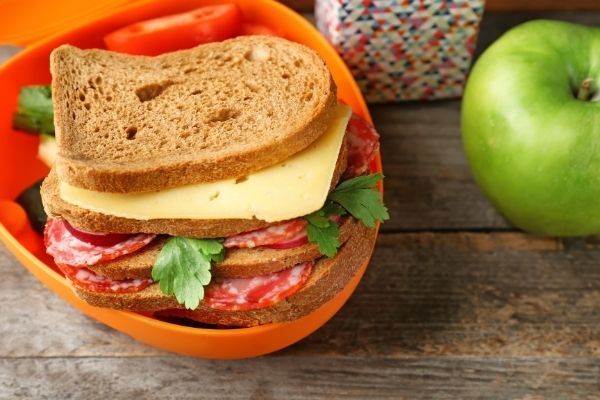 Un sandwich et une pomme