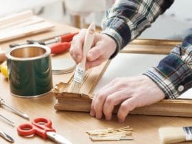 Comment redonner de l'éclat à un ancien cadre en bois ?