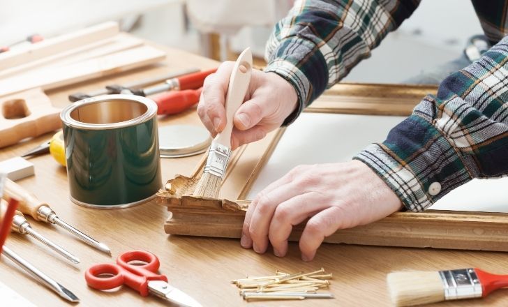 Comment redonner de l'éclat à un ancien cadre en bois ?