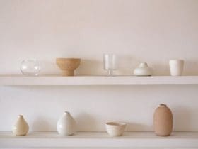 5 méthodes pour fixer une étagère sans percer