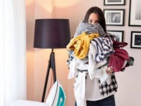 6 astuces pour défroisser un vêtement sans fer à repasser