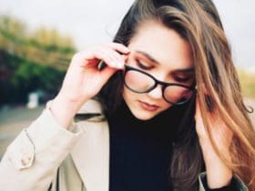 5 choses à ne pas faire quand on porte des lunettes