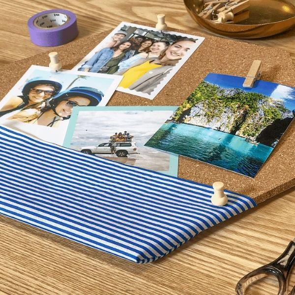 Photos sur un tableau de liège