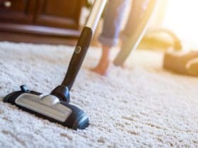 Comment nettoyer un tapis avant de le ranger pendant l'été ?