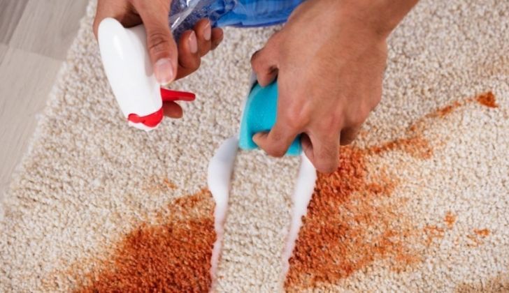 Lavage tapis à l'eau savonneuse