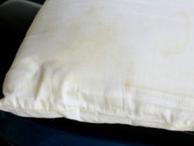 Comment nettoyer un oreiller jauni ?