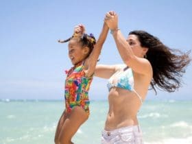 3 conseils pour apprendre à ses enfants à nager dans l'océan cet été ?