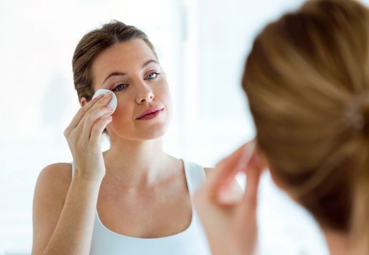 Nettoyer la paupière